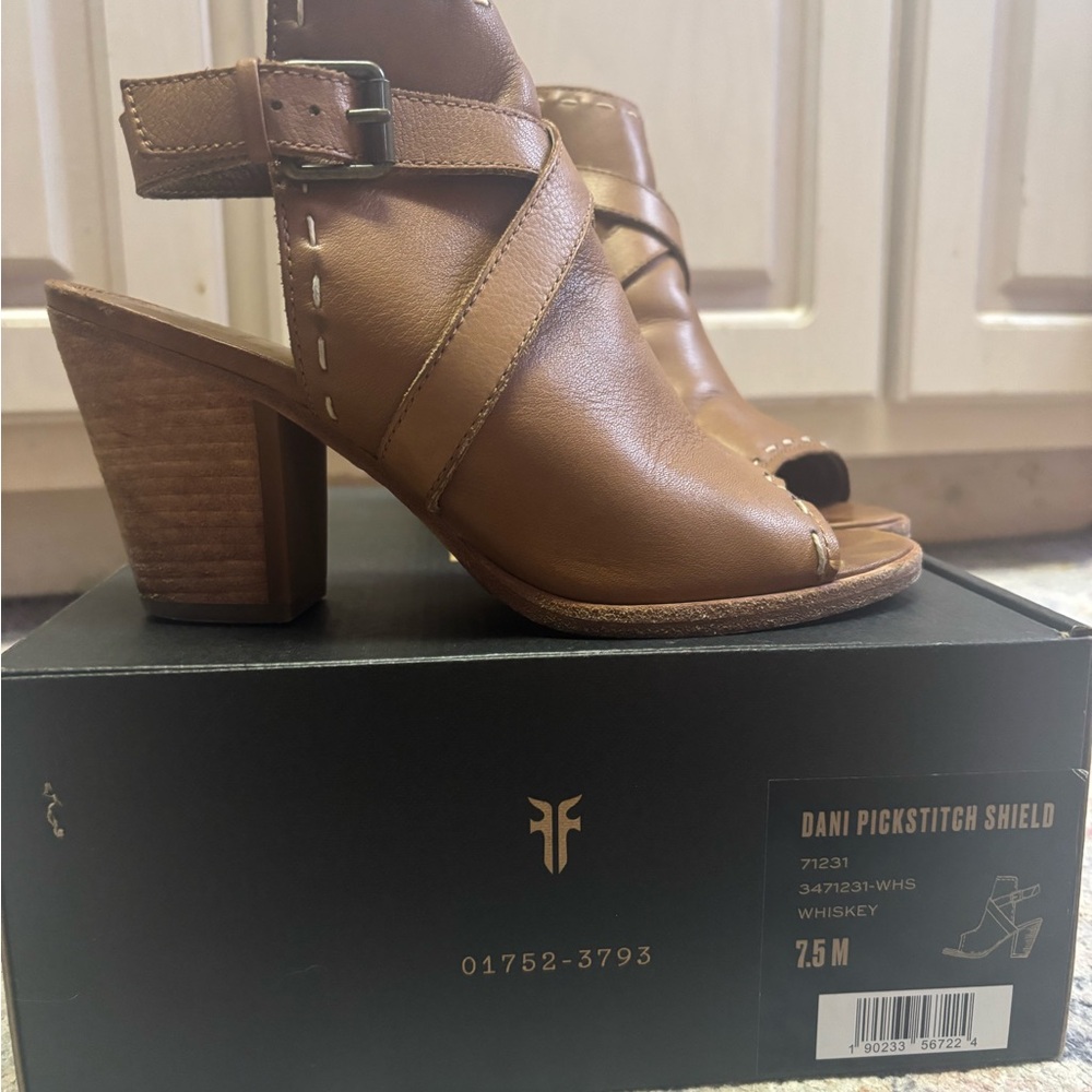 Frye Dani Pickstitch Shield Sandal. Size 7.5M